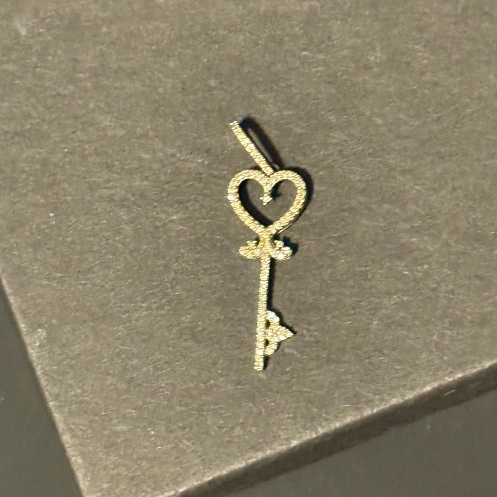 Elegant White Gold Heart & Diamond Key Pendant (10K) - Picture 4 of 5